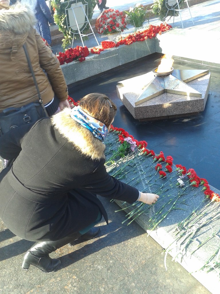Студенты ФМФИ приняли участие в торжественном возложении цветов к Вечному огню у горельефа «Скорбящей Матери-Родине» на площади Славы в Самаре