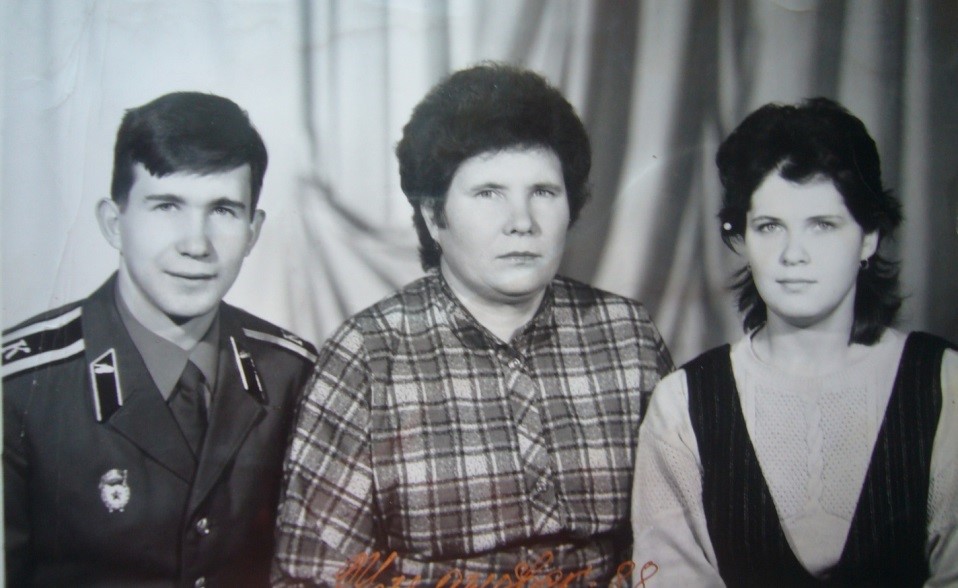 Павел с мамой Любовью Ивановной и сестрой Татьяной, 1988 год