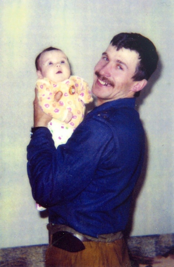 Павел Николаевич Немцов с двухмесячной дочкой Викторией  перед отправкой в Чечню, 1994 год