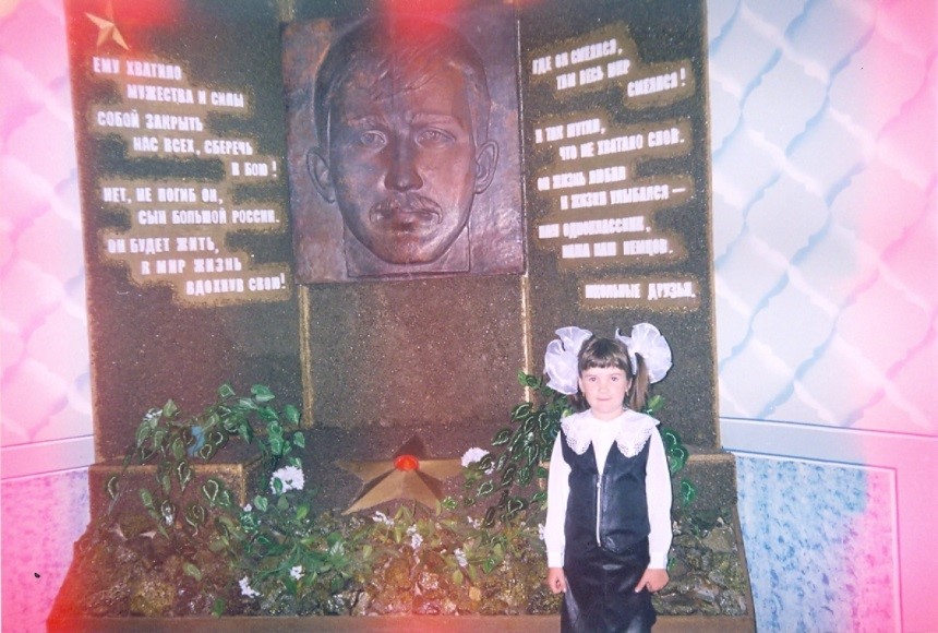 Дочь П.Н. Немцова – Виктория рядом с барельефом отца,  установленного в школе, 2002 год