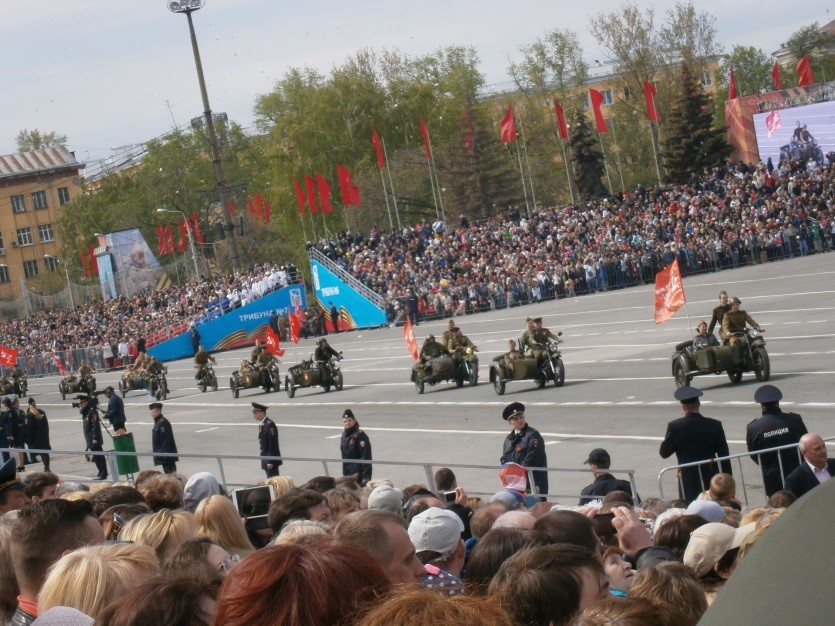 Участие студентов, сотрудников и преподавателей ПГСГА в Параде Победы на площади имени В.В. Куйбышева 9 мая 2015 года