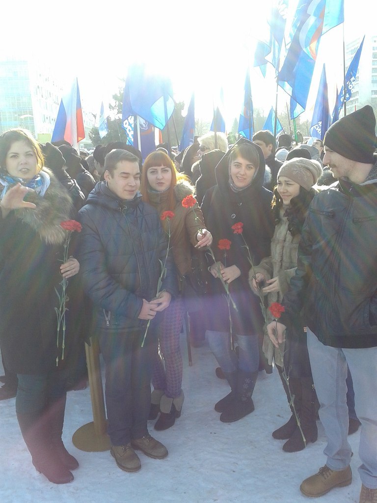 Студенты ФМФИ приняли участие в торжественном возложении цветов к Вечному огню у горельефа «Скорбящей Матери-Родине» на площади Славы в Самаре
